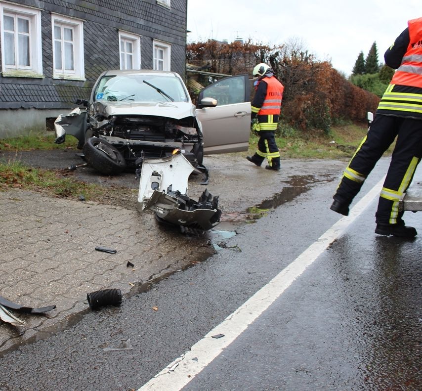 POL-RBK: Wermelskirchen - Auto kommt von der Fahrbahn ab