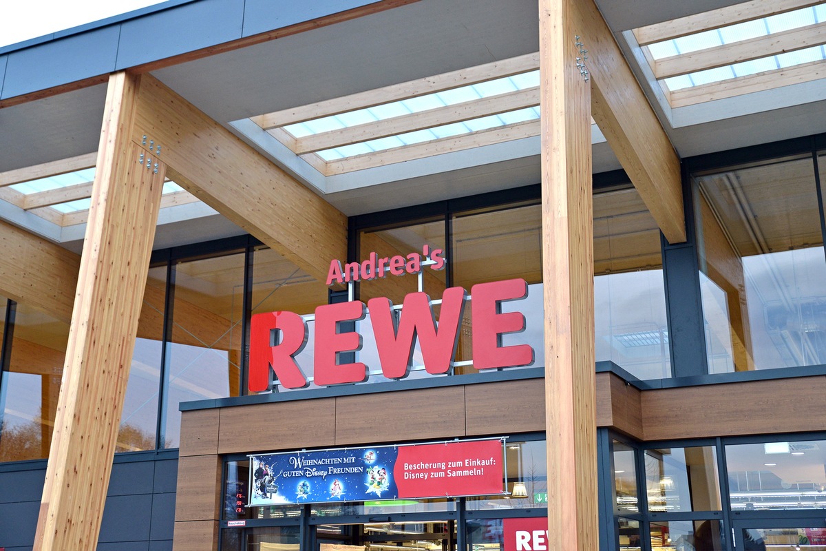 REWE eröffnet bundesweit 10. Green Building-Markt in Köln / 30 weitere nachhaltige Supermärkte in Planung (FOTO)