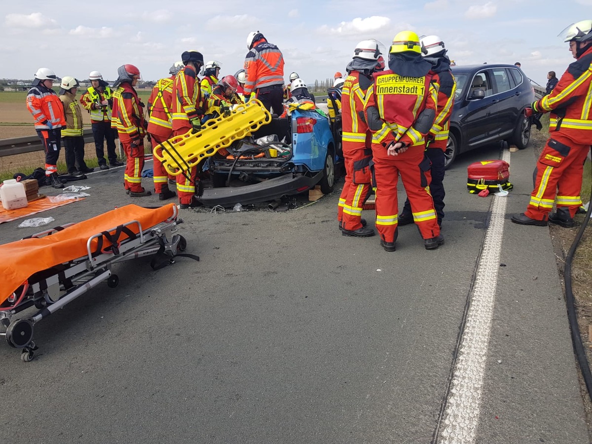 FW Düren: Schwerer Verkehrsunfall auf der B56n