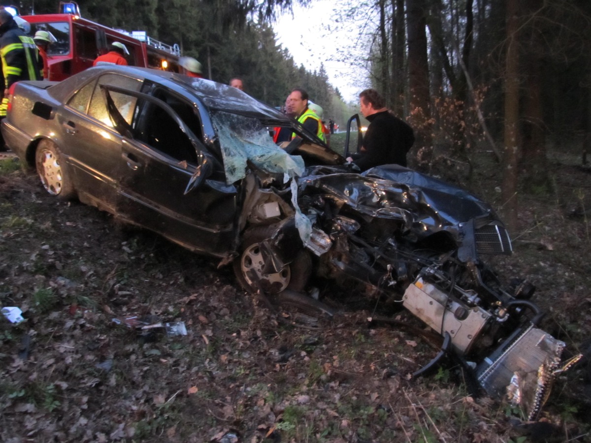 POL-HOL: Bundesstraße 497 - Gemarkung Neuhaus: 19jähriger PKW-Fahrer bei Verkehrsunfall schwer verletzt - Von Fahrbahn abgekommen und gegen Baum geprallt -