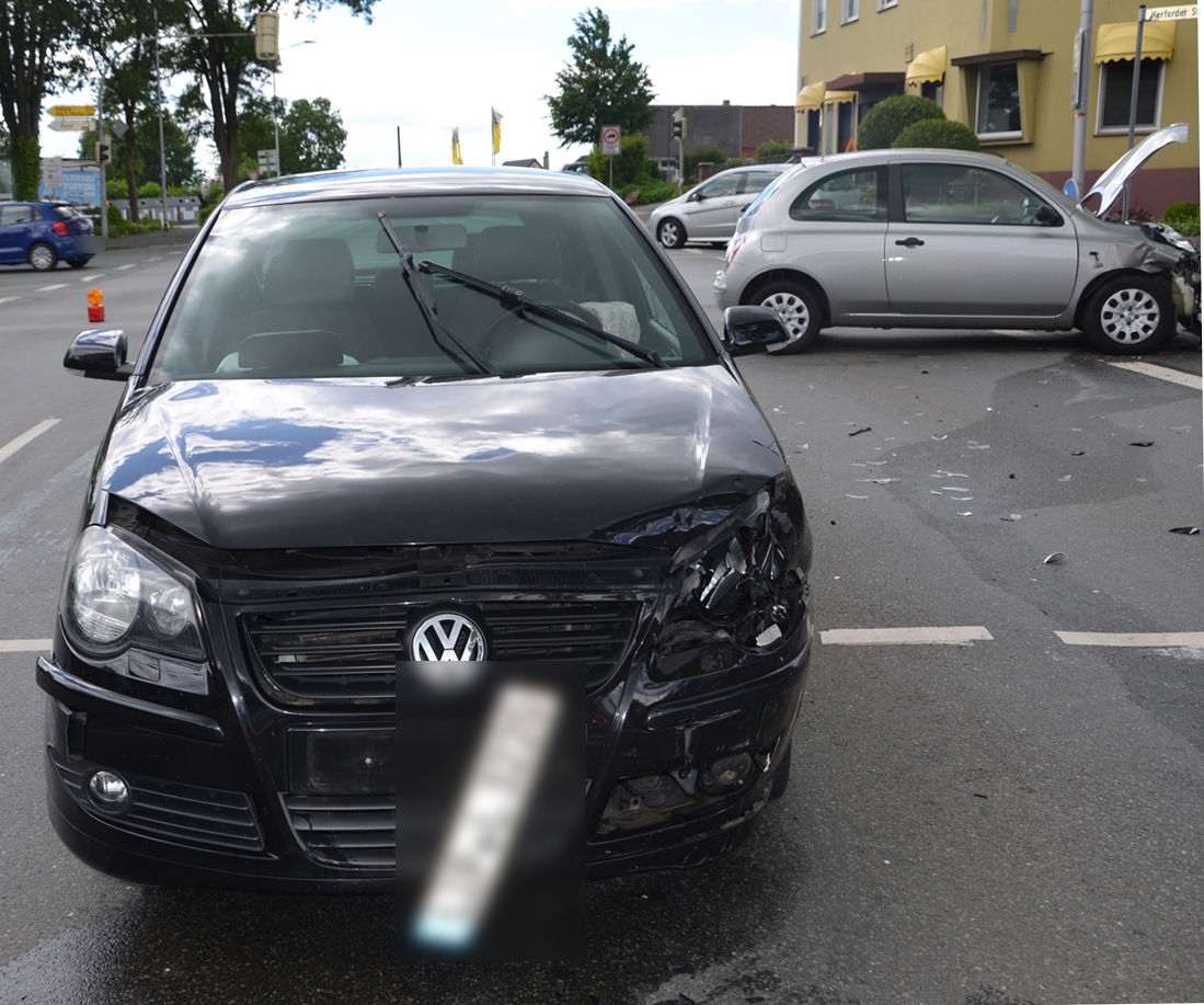 POL-HF: Verkehrsunfall - Nissan und VW stoßen im Kreuzungsbereich zusammen