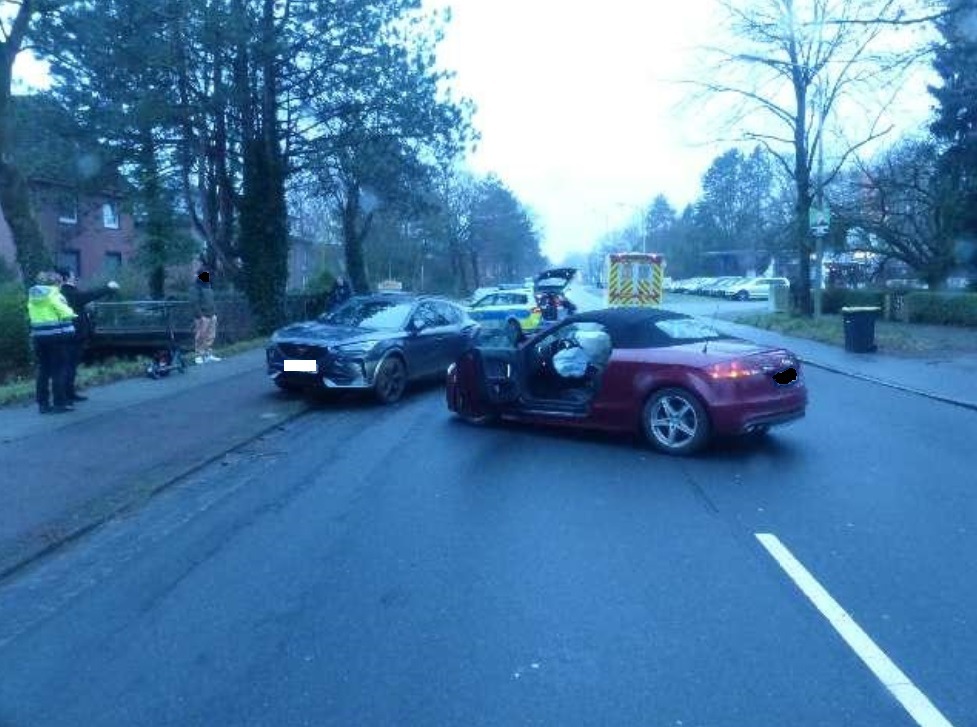 POL-CUX: Verkehrsunfall durch Reifenplatzer auf der Altenwalder Chaussee in Cuxhaven - Zwei Personen leicht verletzt (Foto im Anhang)