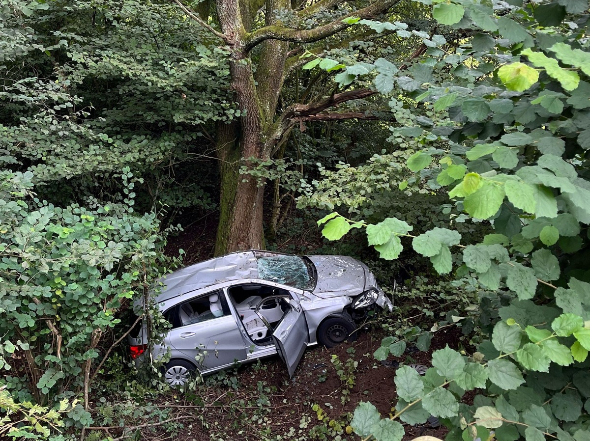 POL-EN: Ennepetal: Mercedes rutscht Böschung herunter- Beifahrer leicht verletzt.