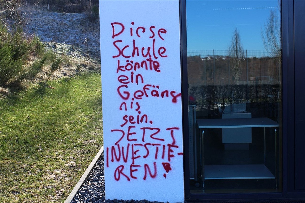 POL-OE: Unbekannte Gruppe besprüht Sekundarschule mit Graffiti