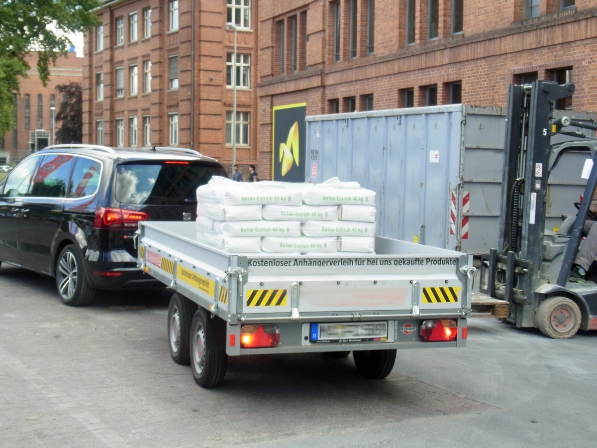 R+V: Großeinkauf im Baumarkt - Anhänger richtig beladen