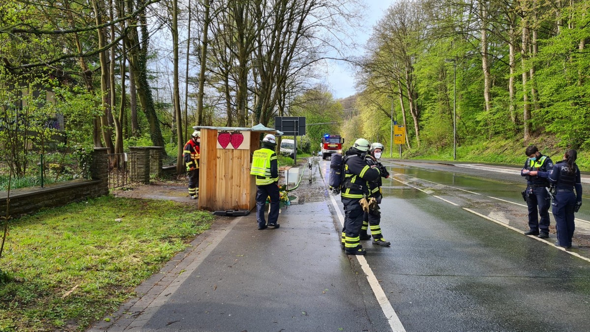 FW-EN: Brennende Gasflasche neben mobilen Verkaufsstand - Brandmeldealarm im Krankenhaus