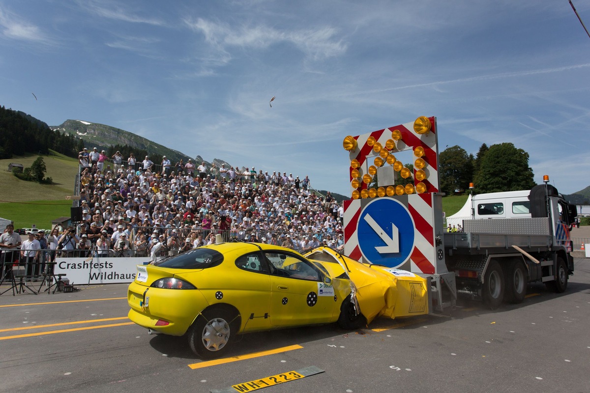 Zitterpartie an der Baustelle / Bundesweite DEKRA Umfrage zu Autobahnbaustellen