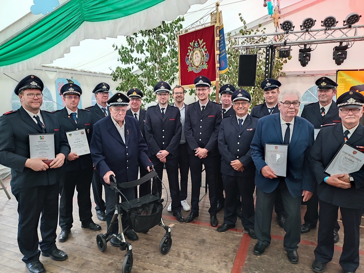 FW-KLE: Fest bei der Feuerwehr: Bürgermeister Stephan Reinders verleiht Ehrenzeichen