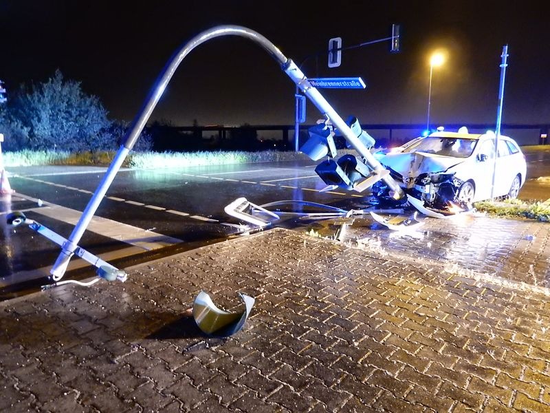 POL-PDWO: Verkehrsunfall mit gestohlenem PKW