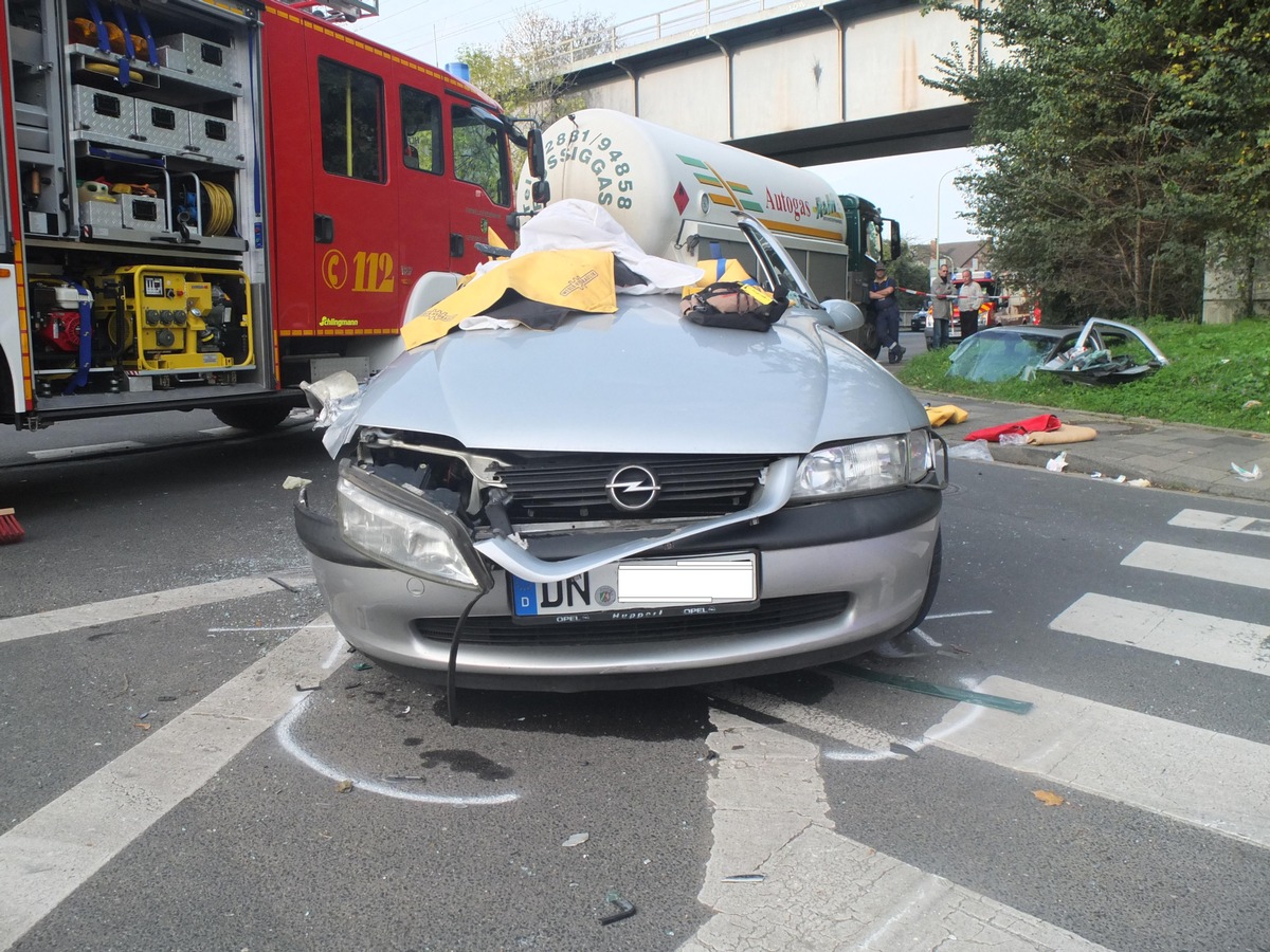 POL-DN: Zusammenstoß im Kreisverkehr