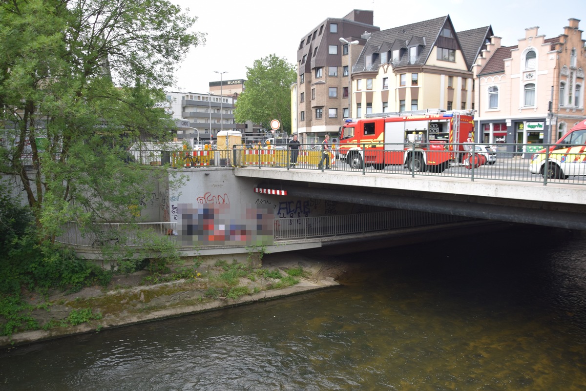 POL-HF: Verkehrsunfall mit zwei Verletzten - 
Fahrräder stoßen in Unterführung zusammen