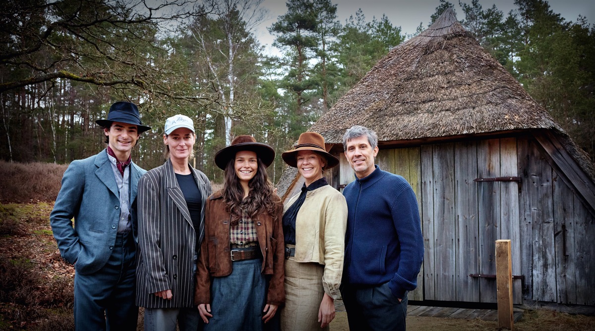 Ölrausch in der Lüneburger Heide: Drehstart für die historische Serie &quot;Schwarzes Gold&quot; (AT) mit Harriet Herbig-Matten, Aaron Hilmer, Tom Wlaschiha, Henny Reents und Jessica Schwarz