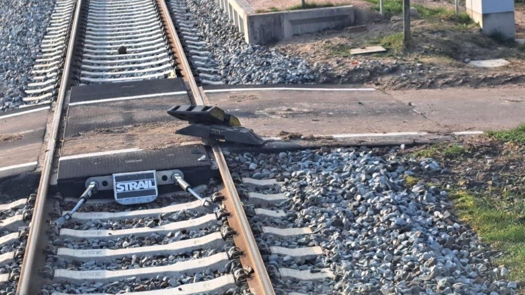 BPOL-HB: TL-Fußplatten und Schottersteine auf Bahngleise in Neetzendorf gelegt