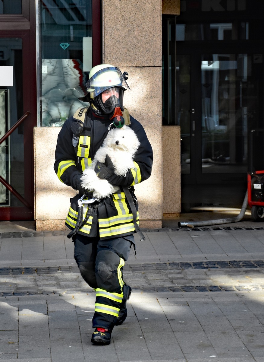 FW-DO: 20.04.2020 - FEUER IN MITTE Feuer auf Balkon im dritten Obergeschoss