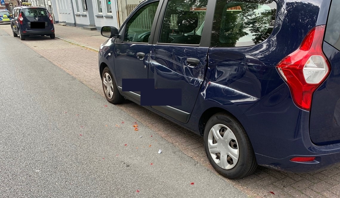 POL-WHV: Verkehrsunfallflucht in Wilhelmshaven - Polizei sichert an der Unfallstelle mehrere Spuren (u.a. Fahrzeugteile), s. FOTO und bittet um Hinweise