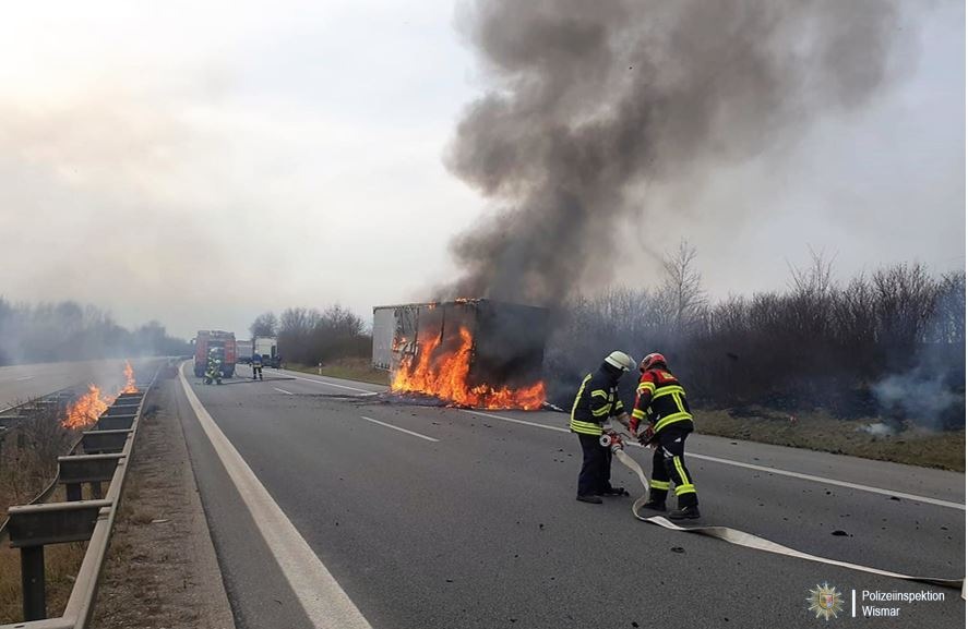 POL-HWI: Brennender Sattelauflieger sorgt für Vollsperrung der A20