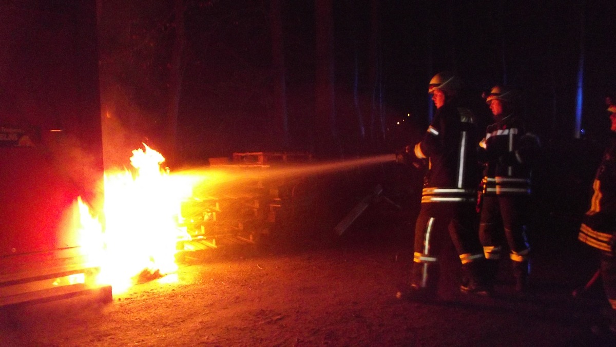 FW-KLE: Feuer an einem Baucontainer