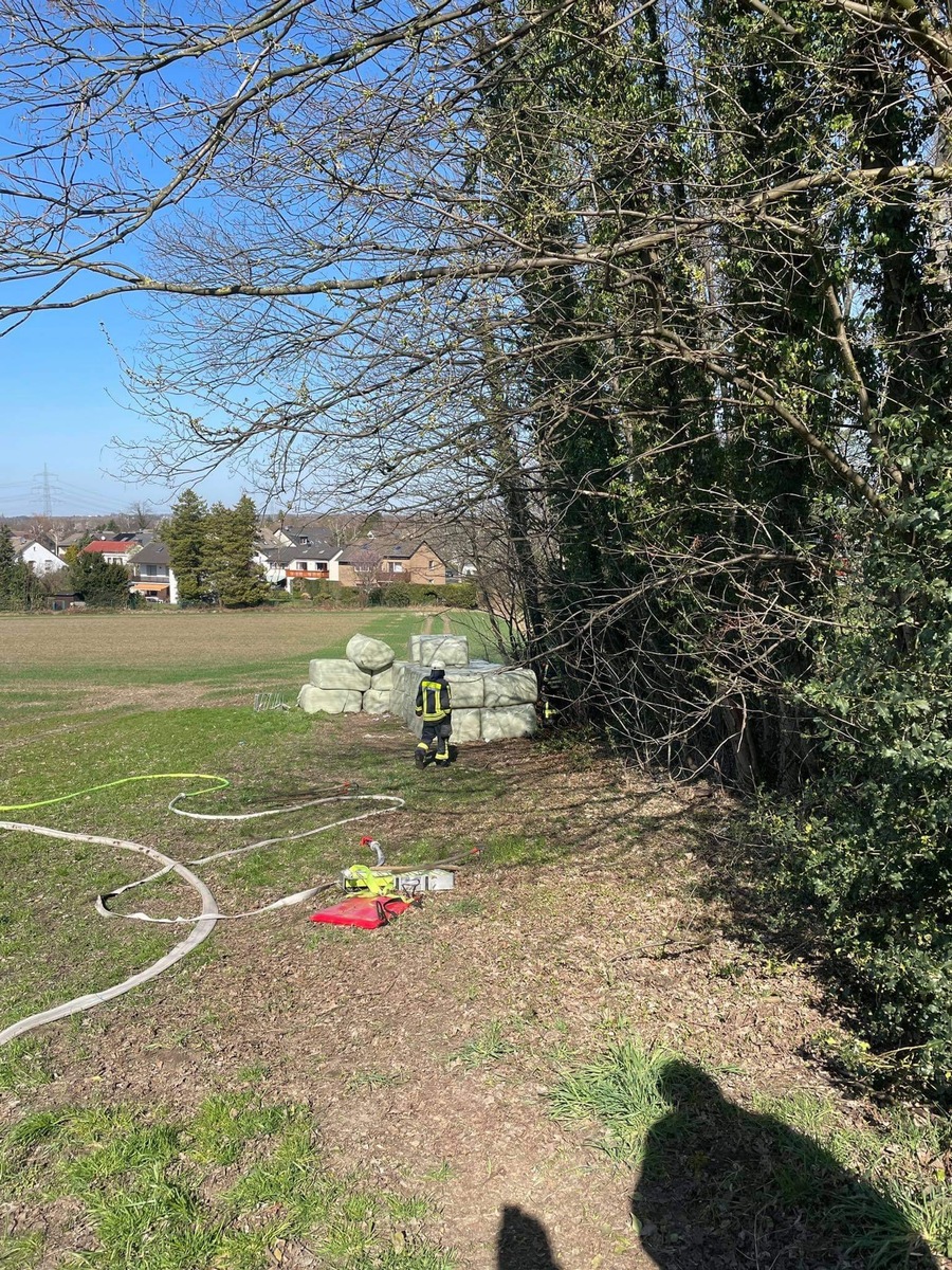 FW-EN: Brand eines Silageballens - Feuerwehr verhindert Schlimmeres