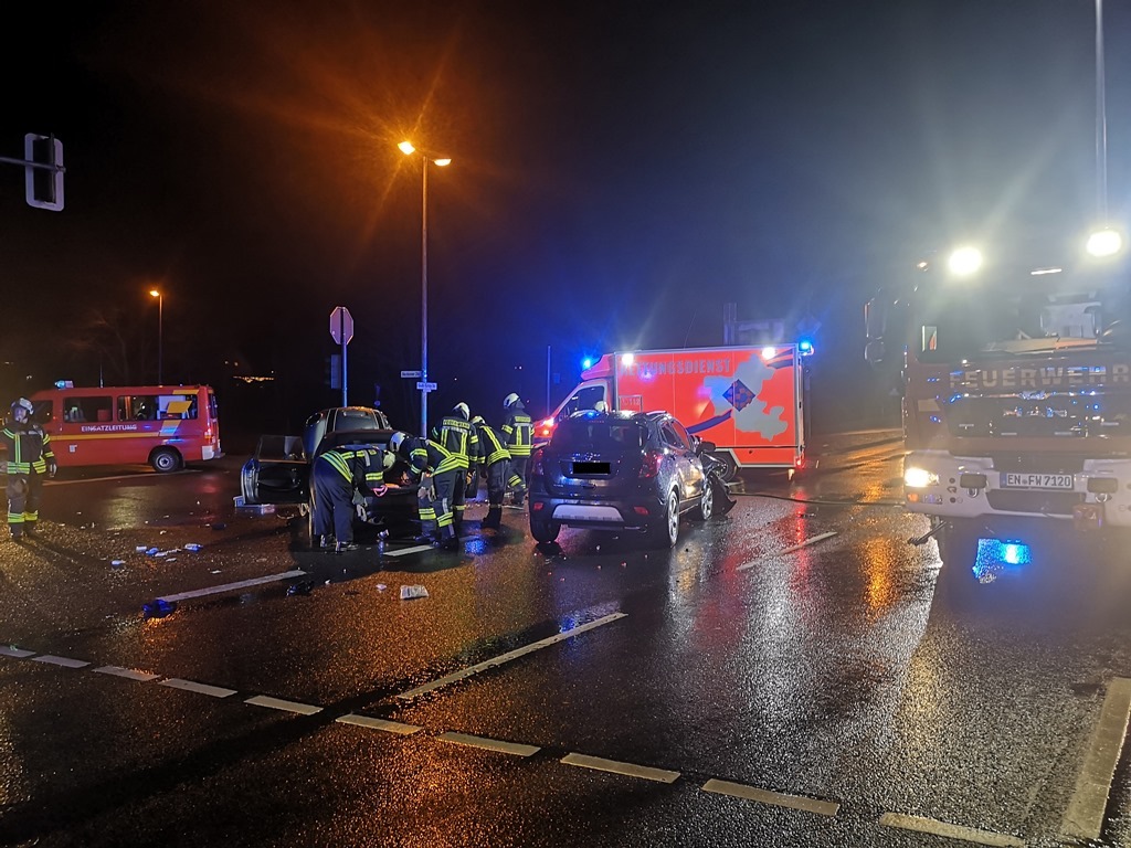 FW-EN: Schwerer Verkehrsunfall mit vier Verletzten