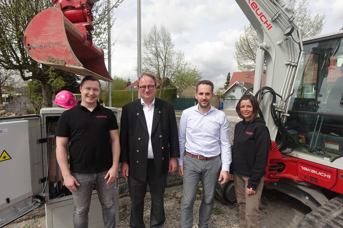 Bürgermeister Christian Seeberger besucht Glasfaser-Baustelle der Telekom