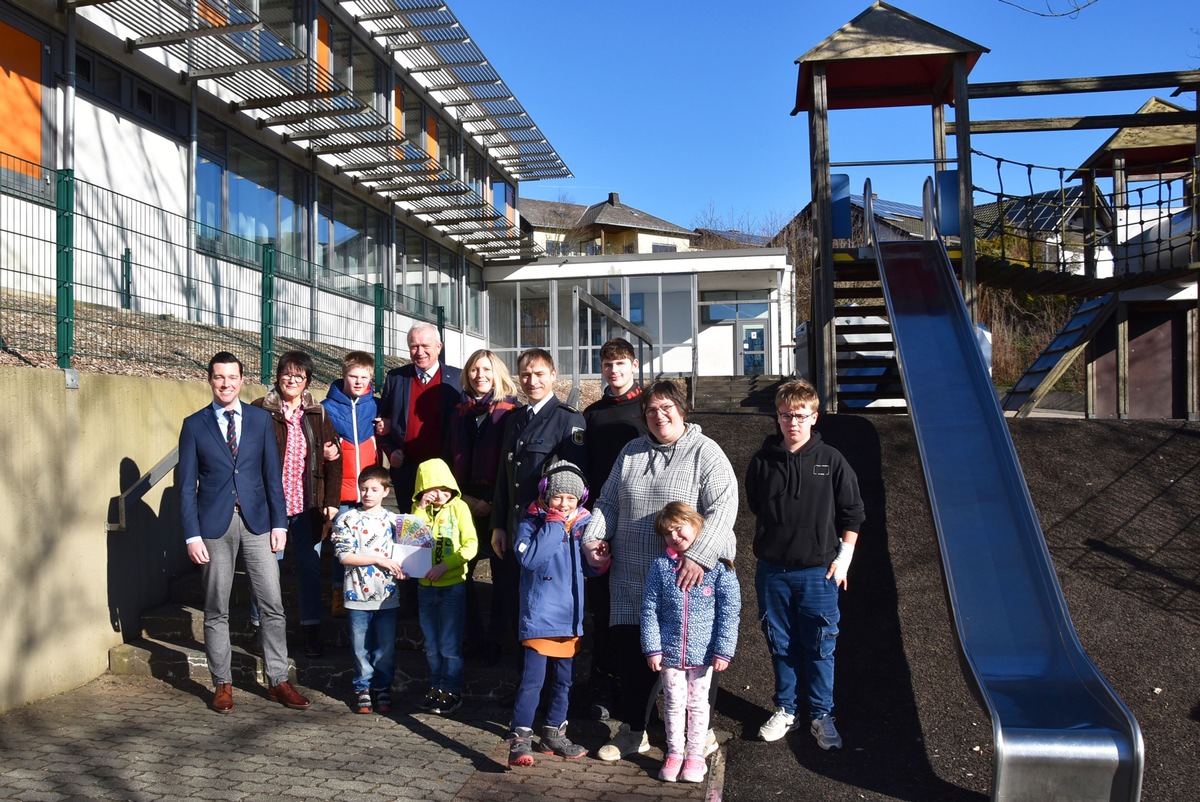 BPOL-TR: 3.333 Euro für neuen Bus der Astrid-Lindgren Schule - Spenden anlässlich Neujahrskonzert des Bundespolizeiorchesters München in Prüm übergeben -