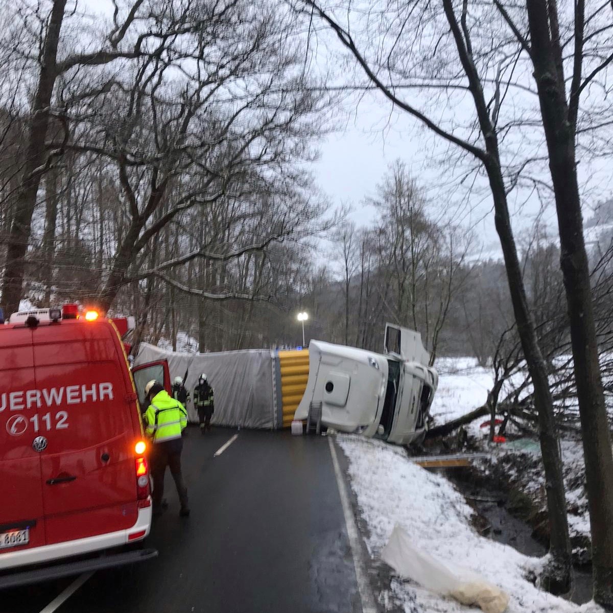 POL-GM: 270121-0058: L 97 nach LKW-Unfall bis auf weiteres gesperrt