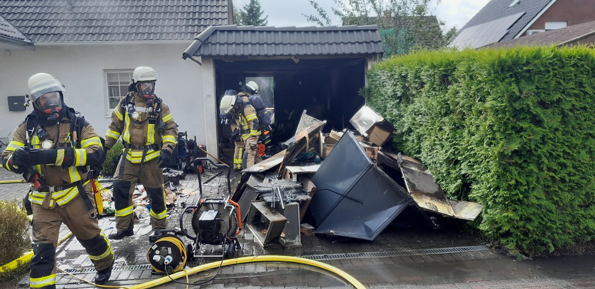 FW Bremerhaven: Garagenbrand in Bremerhaven - Lehe