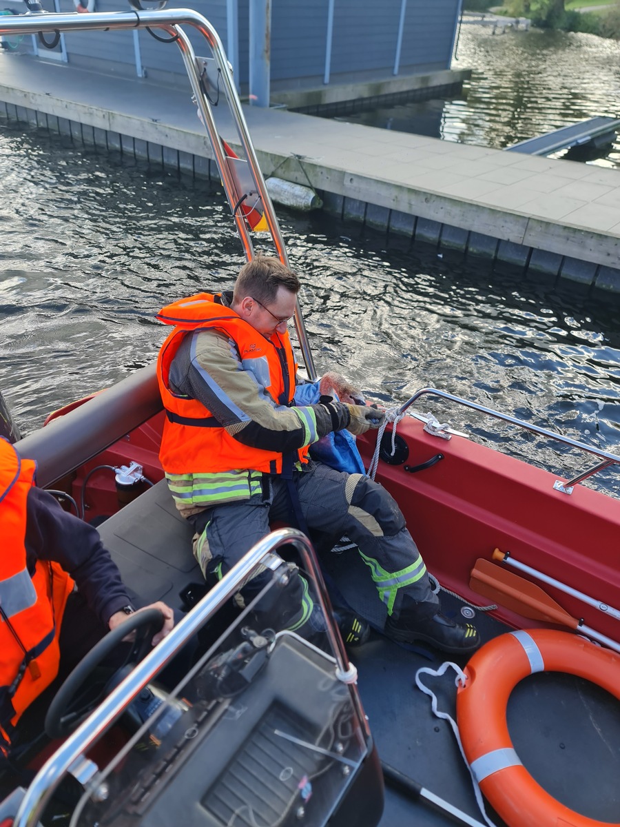 FW Bocholt: Schwan aus misslicher Lage am Aasee befreit