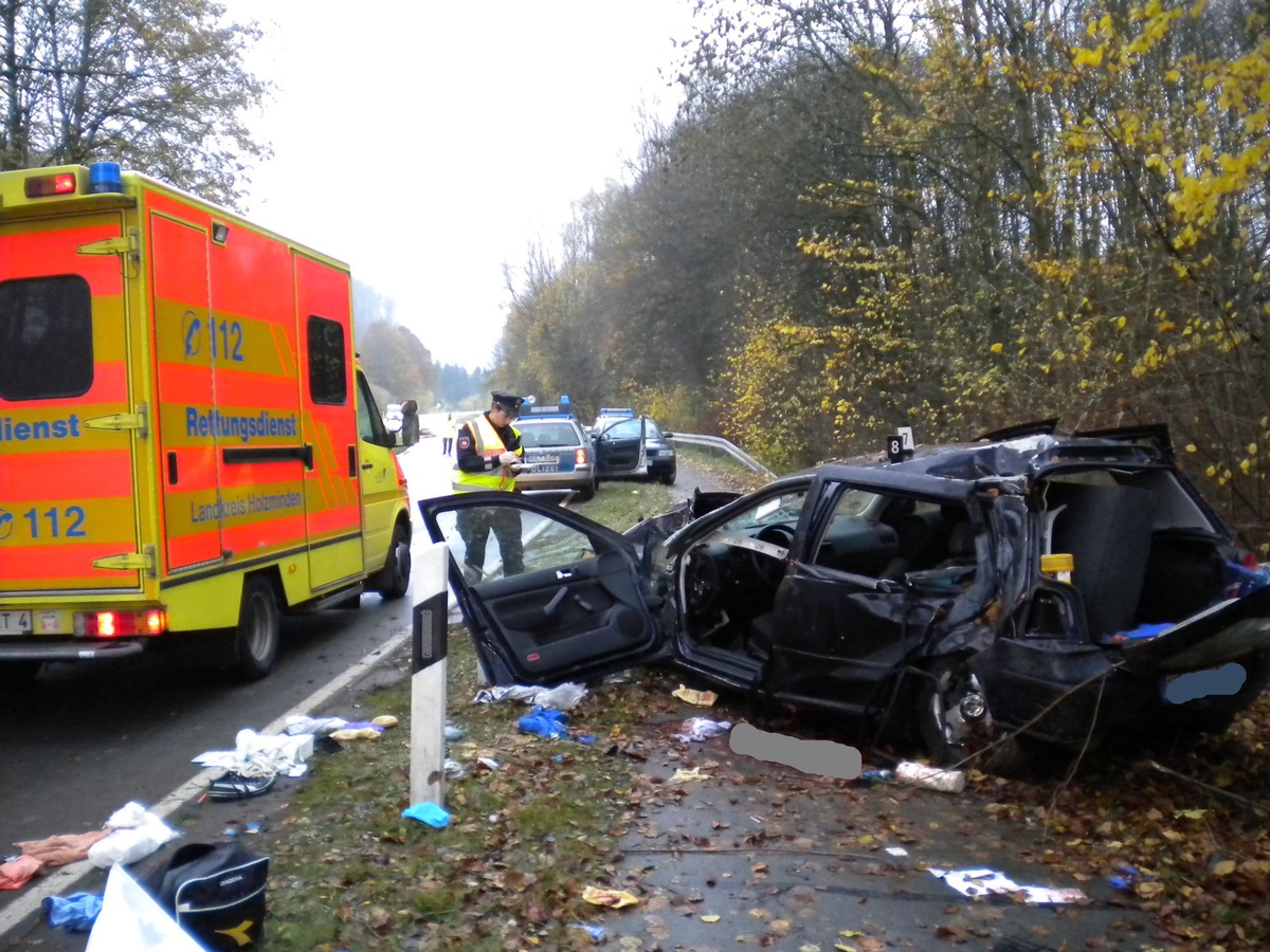 POL-HOL: Bundesstraße 83 - Gemarkung Heinsen: 22jähriger bei Verkehrsunfall getötet - Von der Fahrbahn abgekommen und gegen zwei Bäume geprallt -