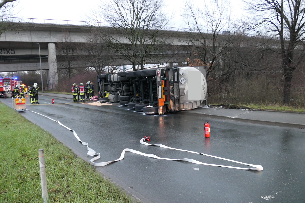 FW-DO: Gefahrgut-Transporter kippt auf die Seite / Dorstfelder Allee für mehrere Stunden gesperrt