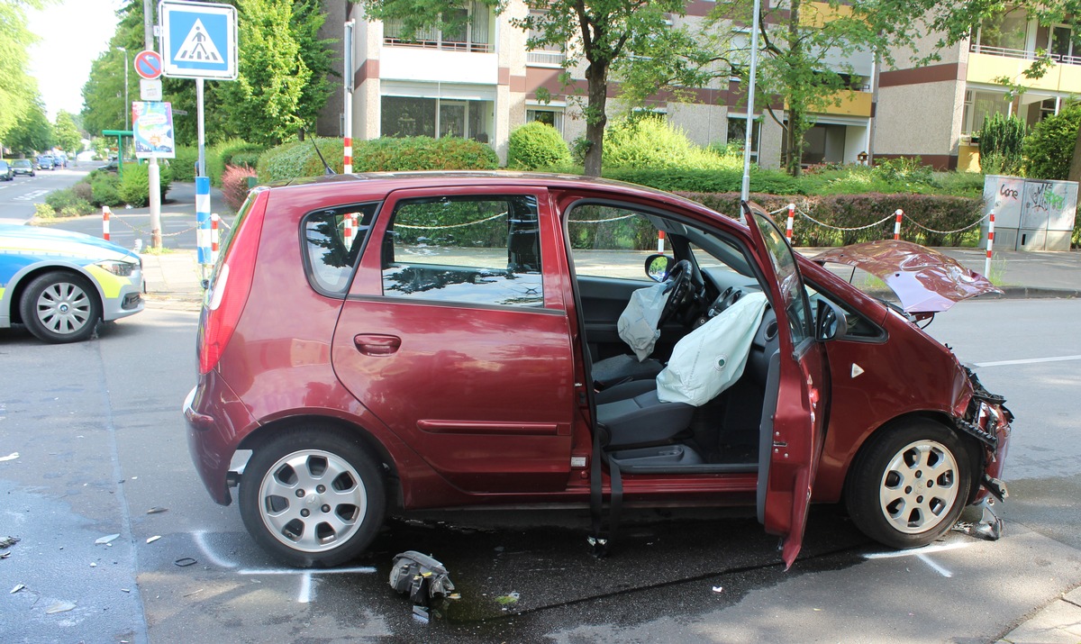 POL-ME: Drei Verletzte nach Verkehrsunfall - hoher Sachschaden - Monheim - 1906026