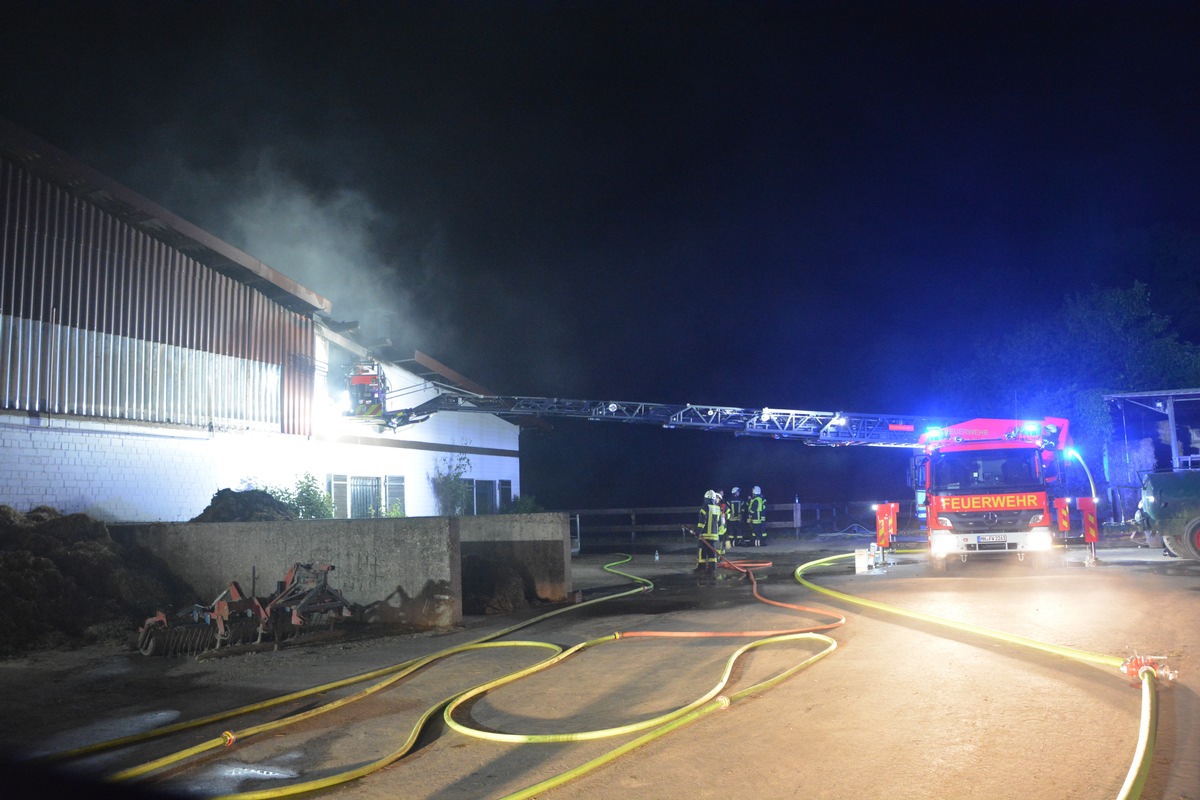 FW-MH: Großeinsatz durch den Dachstuhlbrand eines Reitstalles