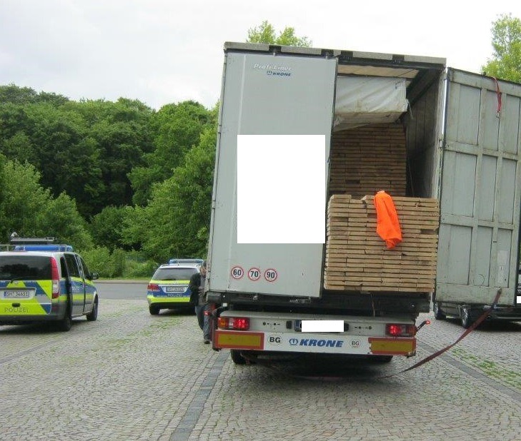 POL-SE: BAB 23/Tornesch: Bulgarischer 40-Tonner rollt in Schieflage über die Autobahn und droht umzukippen