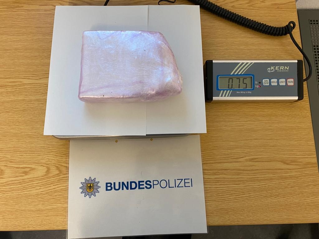 BPOL NRW: Fahndungserfolg der Bundespolizei; Franzose versteckte Drogen im Kofferraum und unter dem Fahrersitz