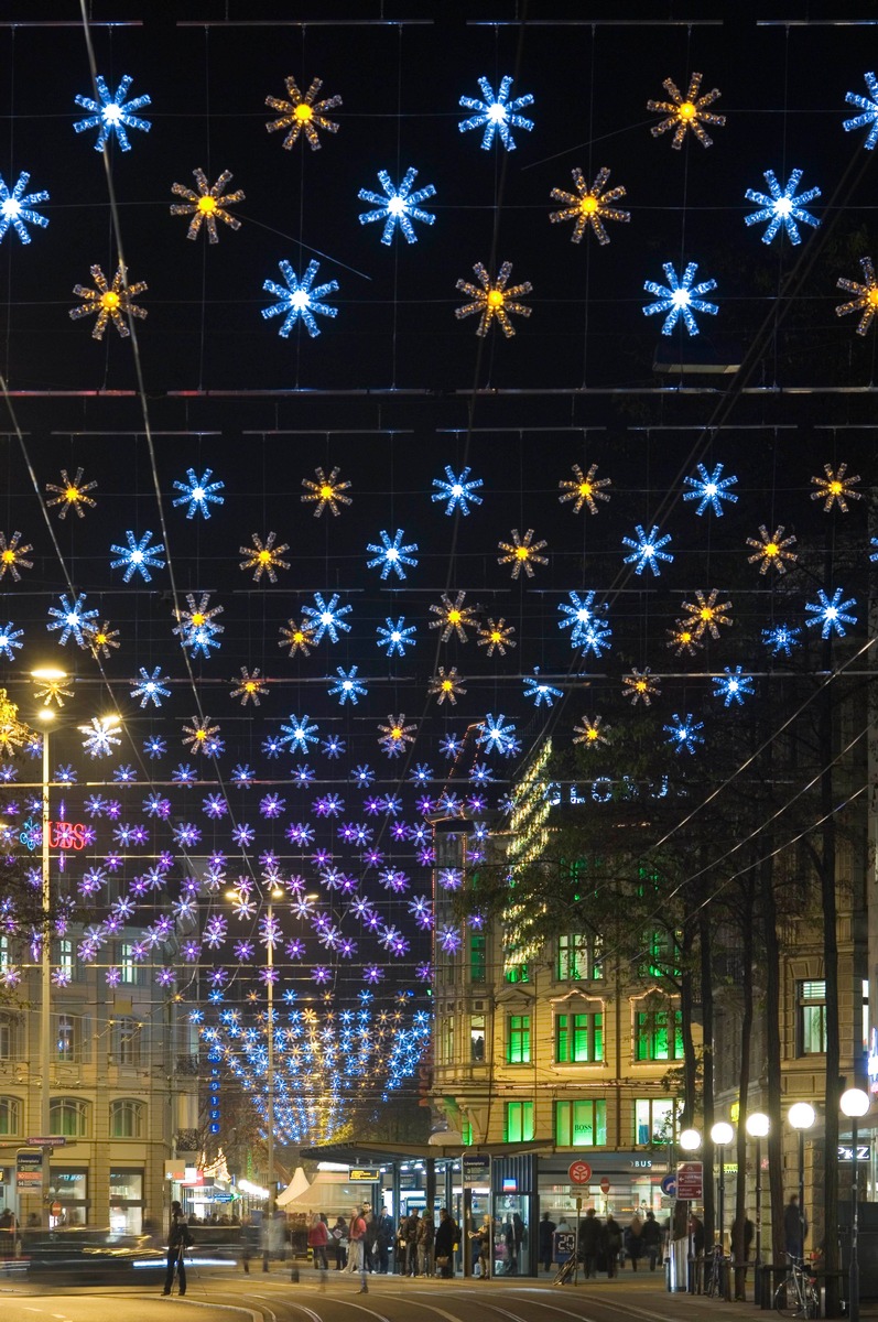 Aktion Löwenstrasse: Küssen unterm Mistelzweig. Die Löwenstrasse geniessen, die Weihnachtsbeleuchtung bestaunen, seine Liebste oder ihren Liebsten unter einem Mistelzweig küssen!