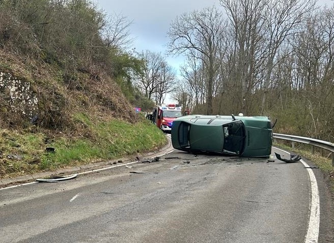 POL-PDKL: Pkw überschlägt sich, Fahrer verletzt