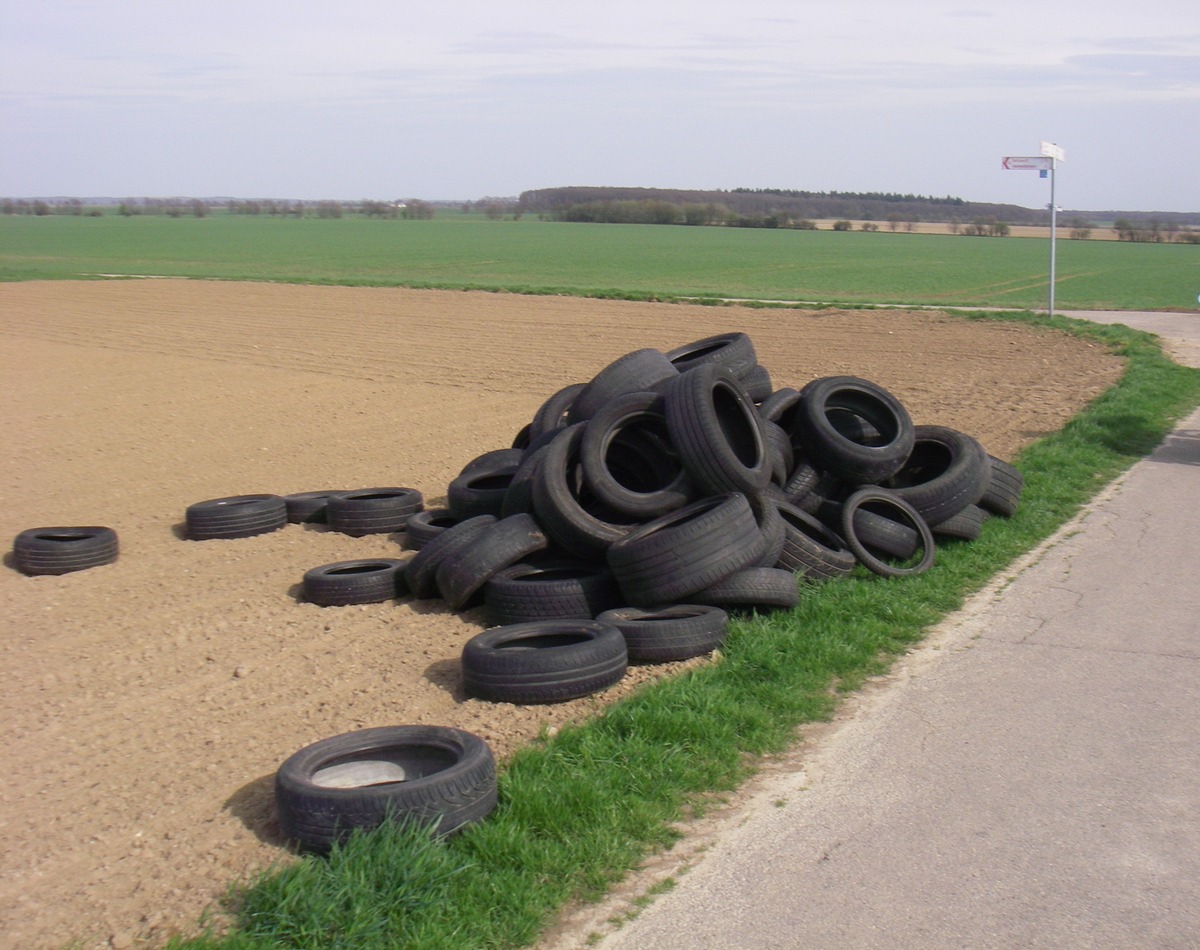 POL-DN: Reifen im Feld entsorgt