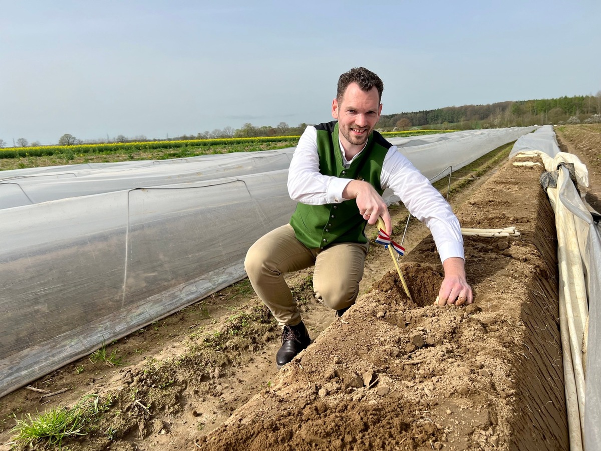 Spargelherzog Timo I. gibt den Startschuss: landesweite Spargelsaison beginnt im Herzogtum Lauenburg