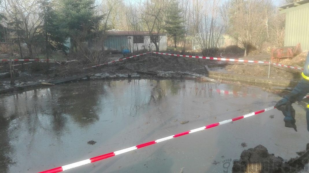 THW-HH MV SH: Segeberger THW im Einsatz - Unterstützung Feuerwehr bei Unfall in Strenglin, 120.000 Liter Gülle ausgelaufen