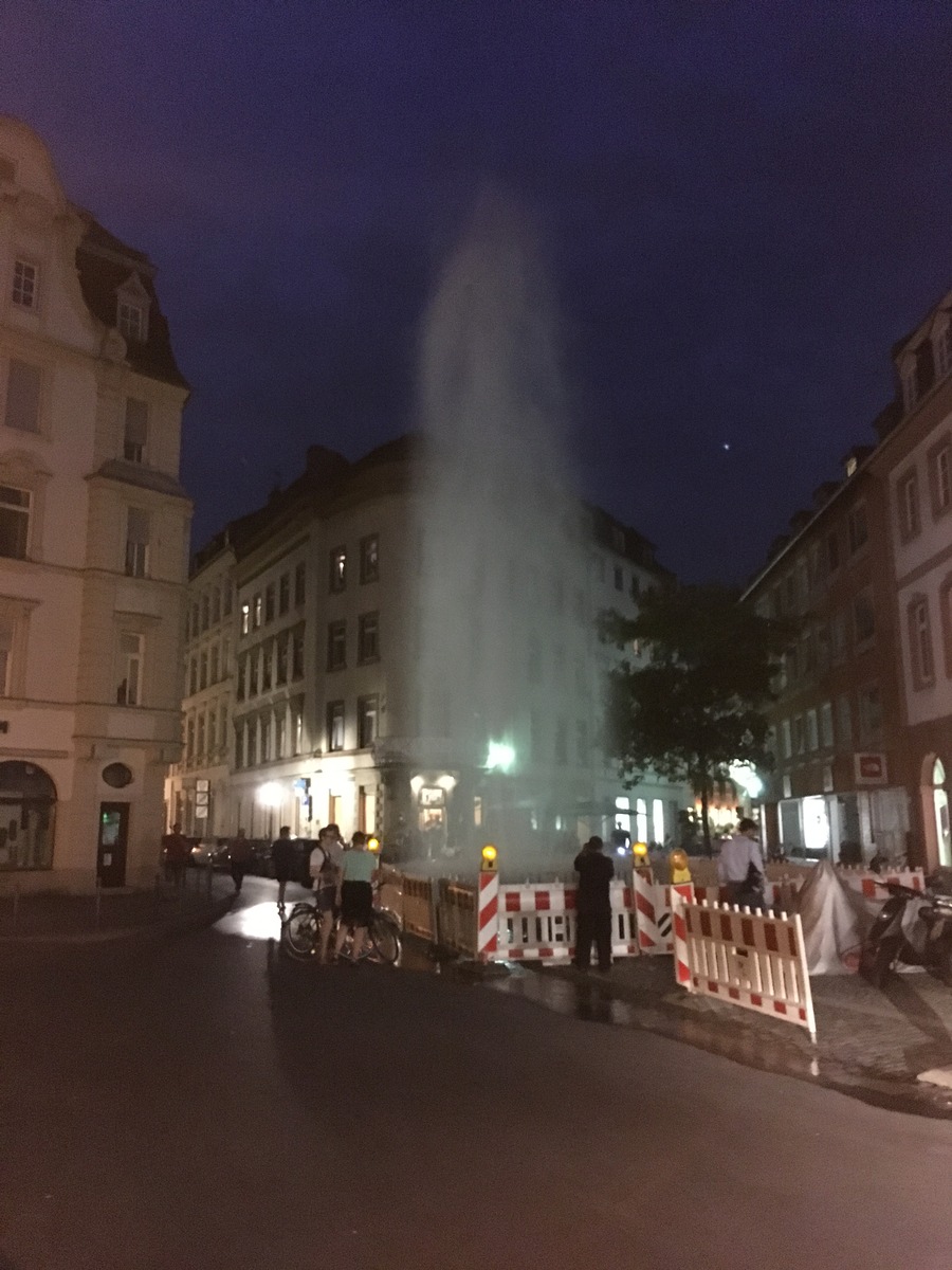 POL-PPMZ: Mainz - Geysir in der Mainzer Innenstadt