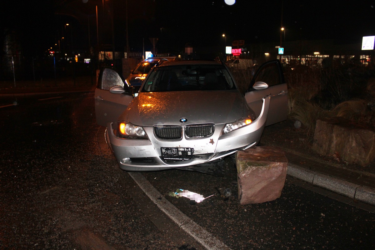 POL-GE: Flucht vor Verkehrskontrolle endet vor Stein