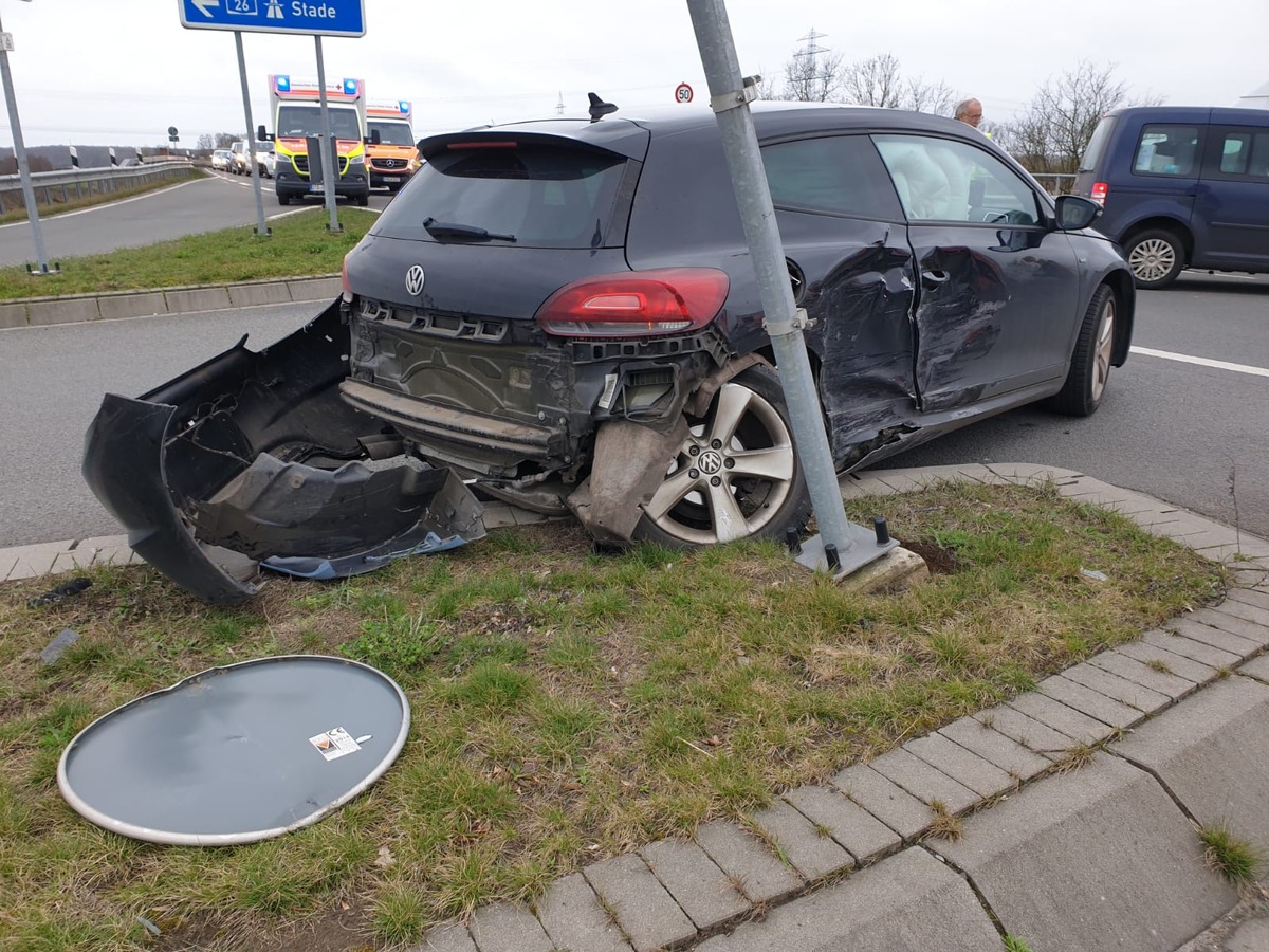 POL-STD: Beim Abbiegen Auto übersehen - zwei Autofahrer an Autobahnauffahrt Jork leicht verletzt, Tag des Motorradfahrers in Drochtersen - Biker treffen sich um Gottesdienst