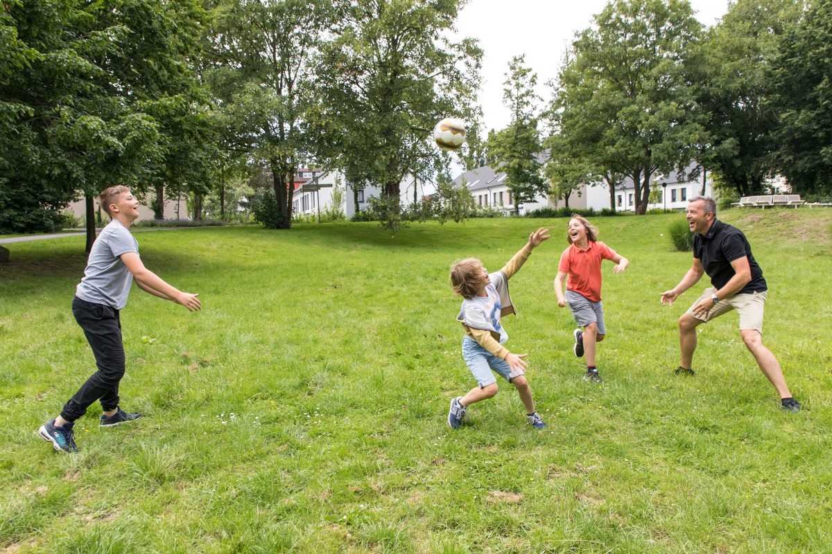 AOK-Studie: In jeder dritten Familie spielt körperliche Aktivität keine Rolle / Gesundheitskasse und Deutscher Städte- und Gemeindebund setzen sich für mehr Bewegungsförderung ein