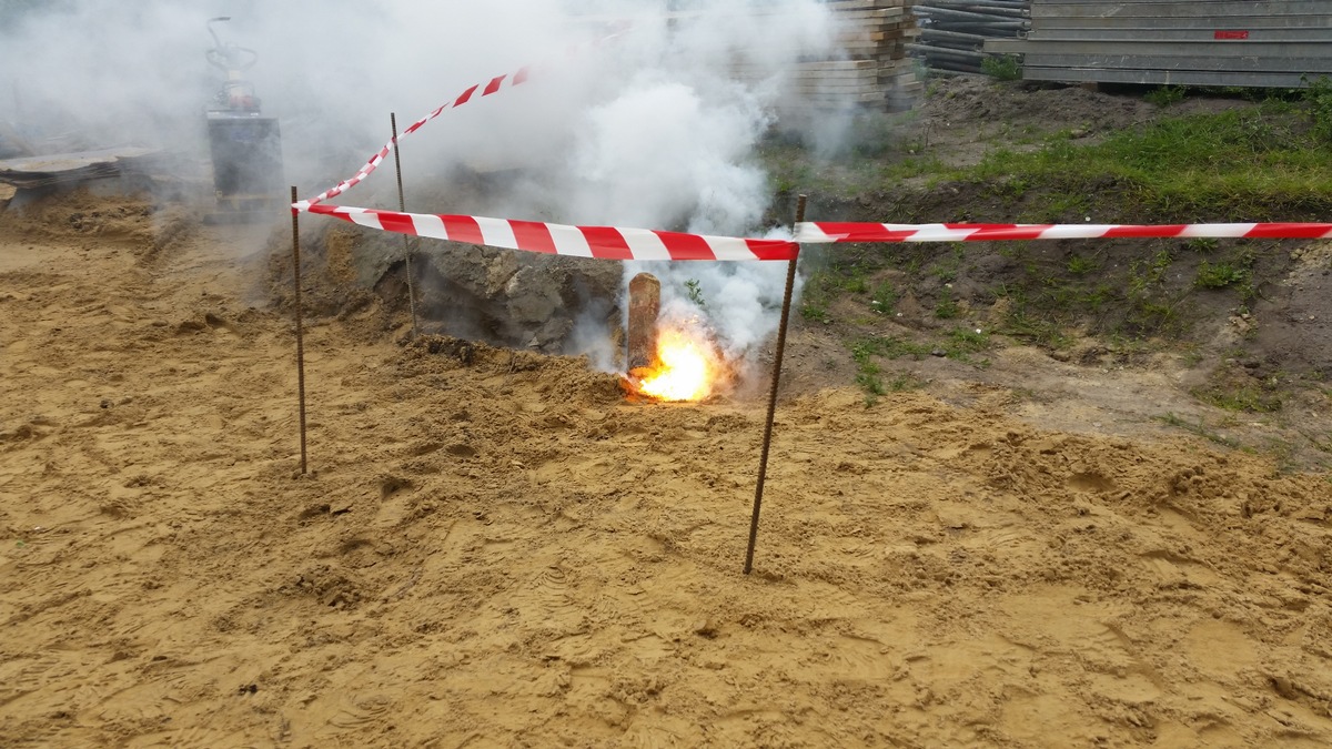 POL-SE: Wedel / Wiedestraße - Britische Brandbome entdeckt