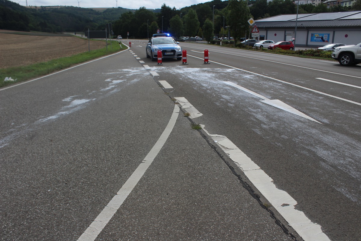 POL-PDKL: Schaden auf Fahrbahn und an nachfolgenden Fahrzeuge durch verlorene Ladung