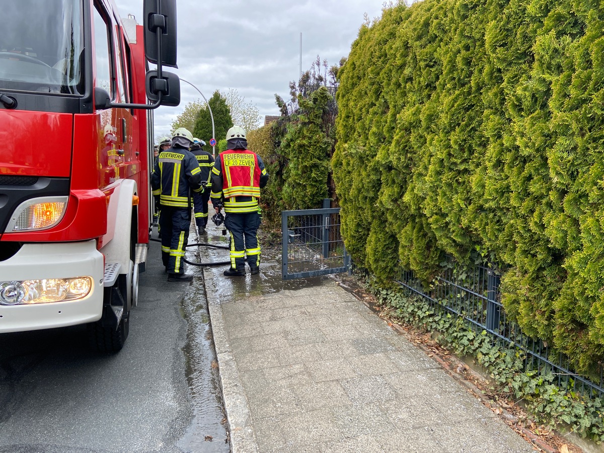 FW-ROW: Hecke steht nach Gasbrennereinsatz in Flammen