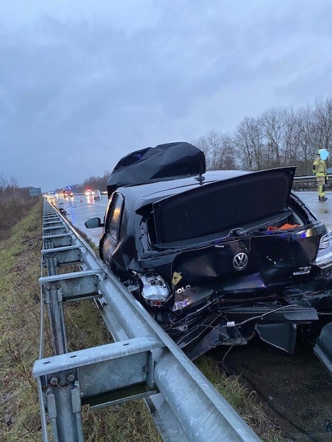 POL-PDKL: Verkehrsunfall mit 2 leicht Verletzten, Vollsperrung und vielen Gaffern