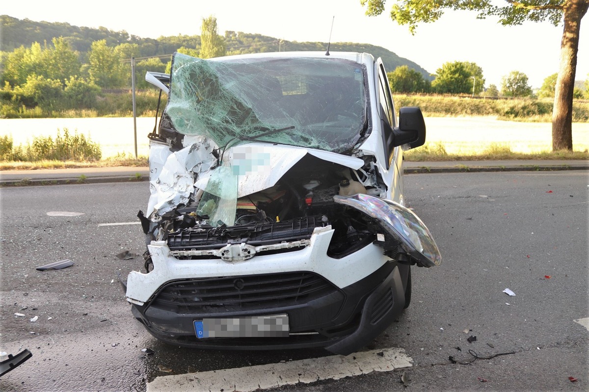 POL-HX: Lieferwagen fährt auf Lastwagen auf