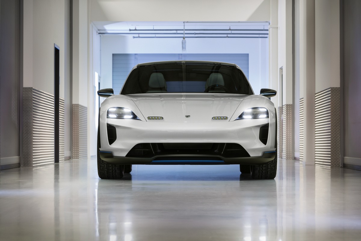 Porsche Mission E Cross Turismo: Elektro-Athlet für den aktiven Lifestyle