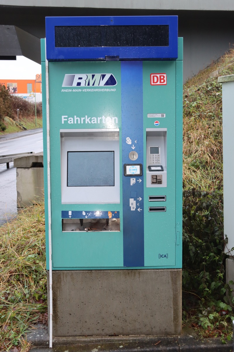 POL-WE: Aufmerksamer Zeuge liefert Hinweis nach Unfallflucht in Karben + Fahrkartenautomat gesprengt - Täter ohne Beute in Friedberg + u.a.